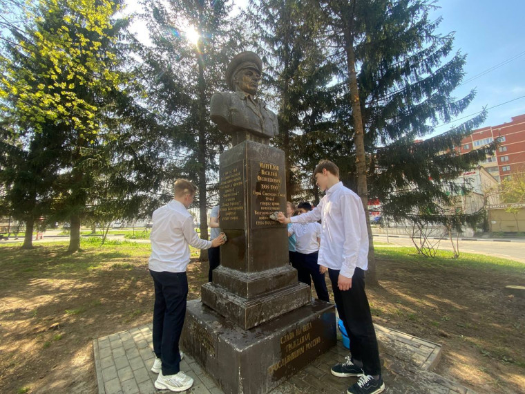 Субботник у памятника В.Ф. маргелову.