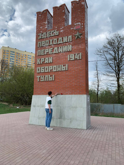 Память и уважение: Наставники Движения Первых возложили цветы у памятника Рубеж Обороны Тулы.
